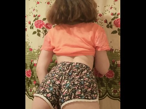 ❤️ Dhallaan yar oo sexy ah oo iska siibaysa surwaalka gaaban ee kamarada Muqaal dabada %so.xxxbunker.ru ☑